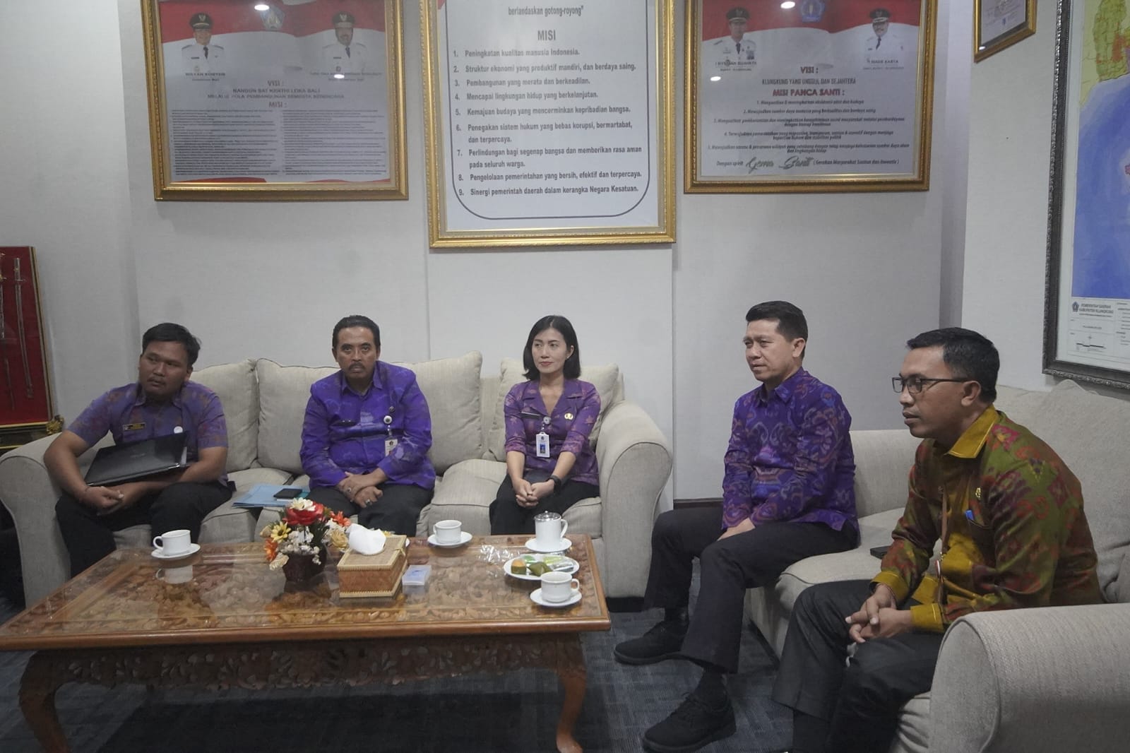 Bupati Klungkung menghadiri Rapat Akurasi Data Penerima Bantuan Sosial Komisi Pemberantasan Korupsi Republik Indonesia via Online bertempat di Ruang Kerja Kantor Bupati Klungkung.