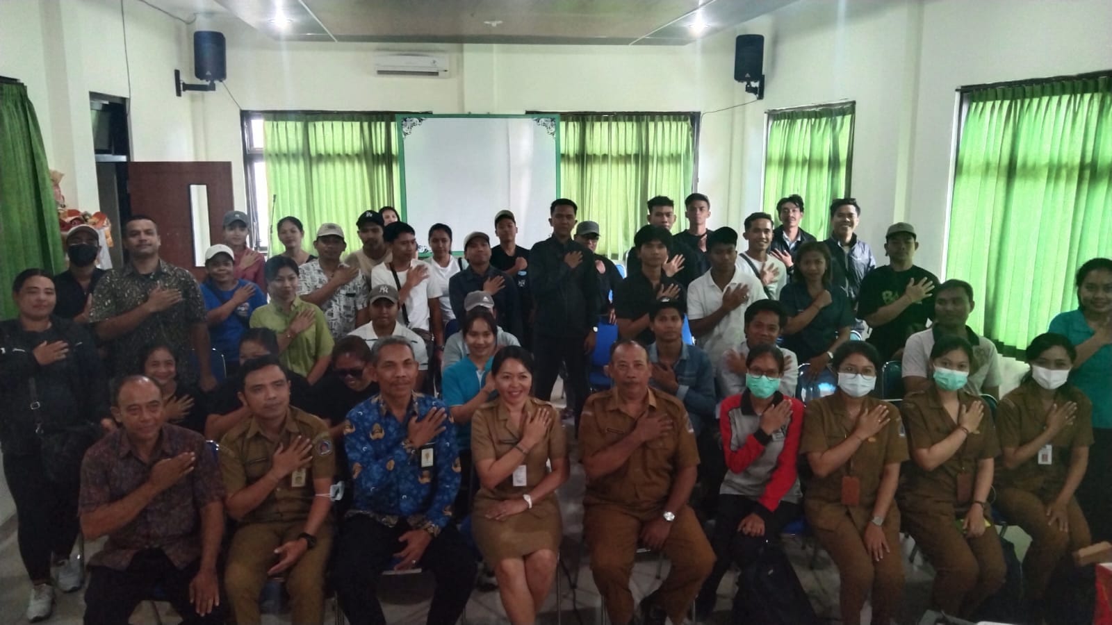 Kepala Bidang Kesehatan Masyarkat Dinas Kesehatan Kabupaten Klungkung beserta staf memberikan Sosialisasi Higiene Sanitasi Pangan di ruang rapat kantor camat Nusa Penida.