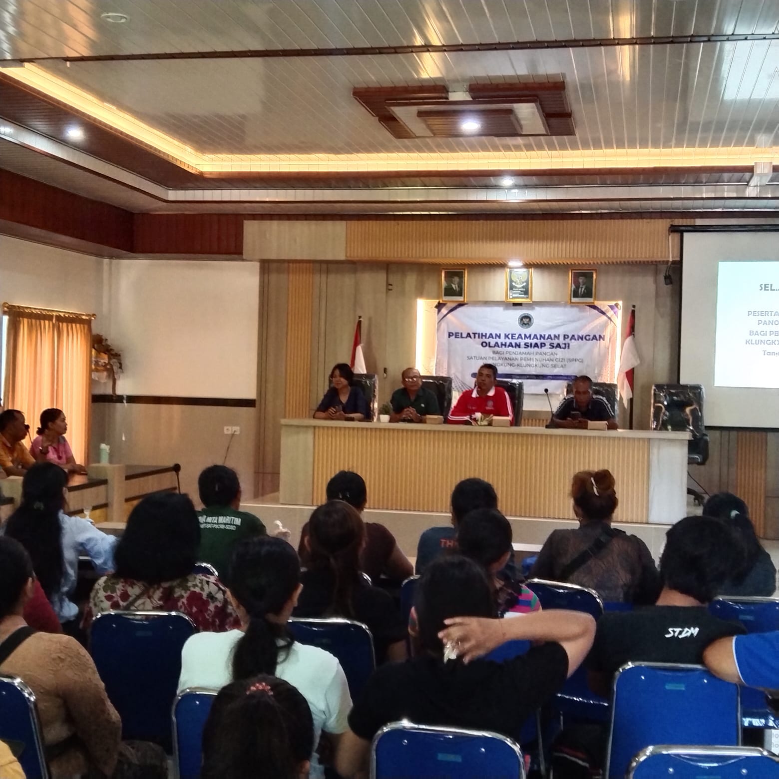 kegiatan Pelatihan Keamanan Pangan Olahan Siap Saji yang dilaksanakan di ruang rapat Kantor Desa Selat